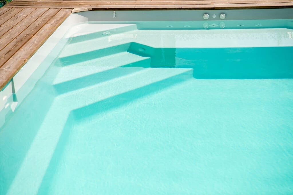 Motu Flat Bottom Swimming Pool